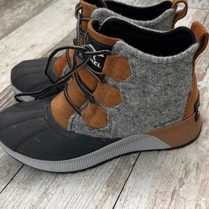 Sorel Black, Gray, and Brown Ankle Boots size 6